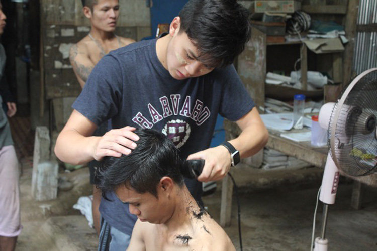 Bennett Liu giving haircuts to Karen refugees at the Mae Ra Moe refugee camp